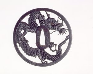 Tsuba com dragão recortado (ferro)